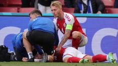 Simon Kjaer adalah orang paling berjasa pada momen ini. Kapten Denmark ini langsung memberikan pertolongan pertama dengan cara memastikan lidah Eriksen tidak menggangu pernafasannya. Selain itu ia juga menenangkan istri Eriksen yang sangat cemas di pinggir lapangan. (Foto: AFP/Pool/Friedemann Vogel)