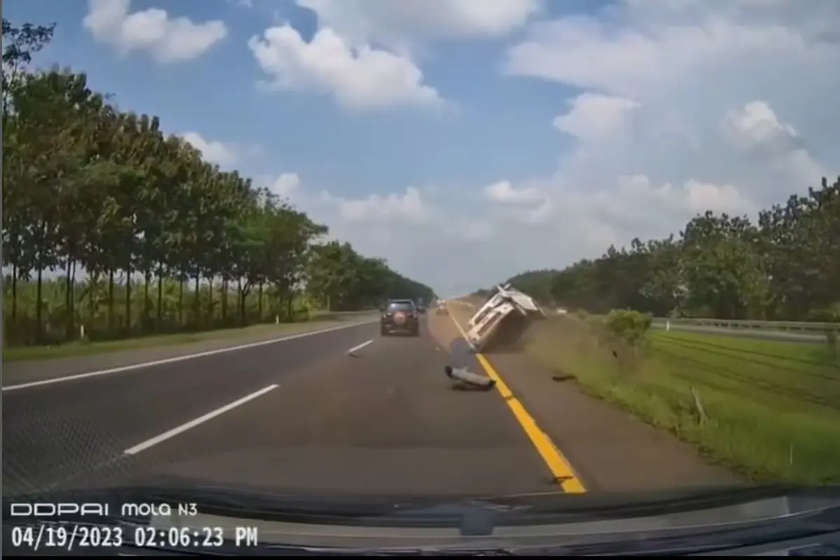 Viral Kecelakaan Mobil Hitam Senggol Rush Putih di Cipali Saat Mudik Lebaran Idul Fitri 2023, Ingat Lagi Cara Berkendara Aman di Jalan Tol