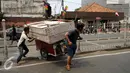 Warga Kampung Pulo Jakarta melakukan proses pemindahan barang mereka pasca penggusuran, Jumat (21/8/2015). Pemprov DKI Jakarta merelokasi pemukiman padat di bantaran Kali Ciliwung ke Rusunawa Jatinegara. (Liputan6.com/Helmi Fithriansyah)