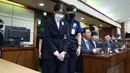 Mantan Ibu Negara Korea Selatan, Kim Keon Hee (tengah) saat tiba untuk menjalani sidang perdana kasus dugaan korupsi di Pengadilan Distrik Pusat Seoul pada 24 September 2025. (Chung Sung-Jun/POOL/AFP)