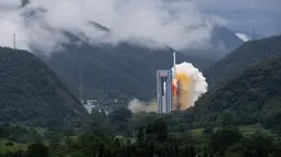 Roket pengangkut membawa satelit terakhir dari Sistem Satelit Navigasi BeiDou (BeiDou Navigation Satellite System/BDS) lepas landas dari Pusat Peluncuran Satelit Xichang, Sichuan, China, Selasa (23/6/2020). Ini menandai tuntasnya pemosisian sistem navigasi global satelit BDS. (Xinhua/Jiang Hongjing)