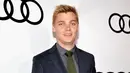 Levi Meaden mengenakan topi Santa yang bertuliskan ‘Naughty’ dengan setelan jas dan dasi yang dikenakannya. Sedangkan Ariel, tetap tidak menghilangkan keseksiannya mengenakan mantel mini berwarna merah. (AFP/Bintang.com)
