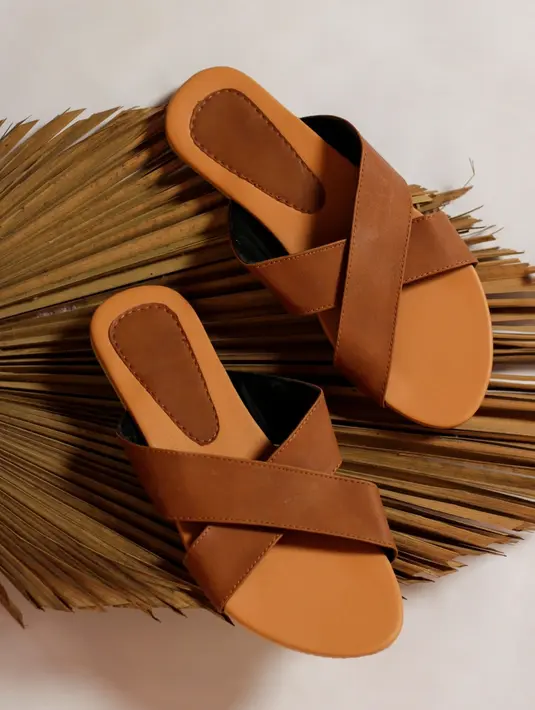 Strappy Sandals. Alas kaki menjadi item yang penting banget untuk menunjang penampilan kamu. Sandal jepit ini menjadi alas kaki favorit untuk menemani liburan kamu lho! Kamu bisa gunakan sandal jepit untuk jalan-jalan ke pantai atau mengelilingi kota. / copyright shutterstock