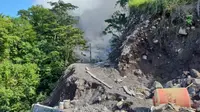 Jalan tertutup lava Gunung Karangetang. (Liputan6.com/Yoseph Ikanubun)