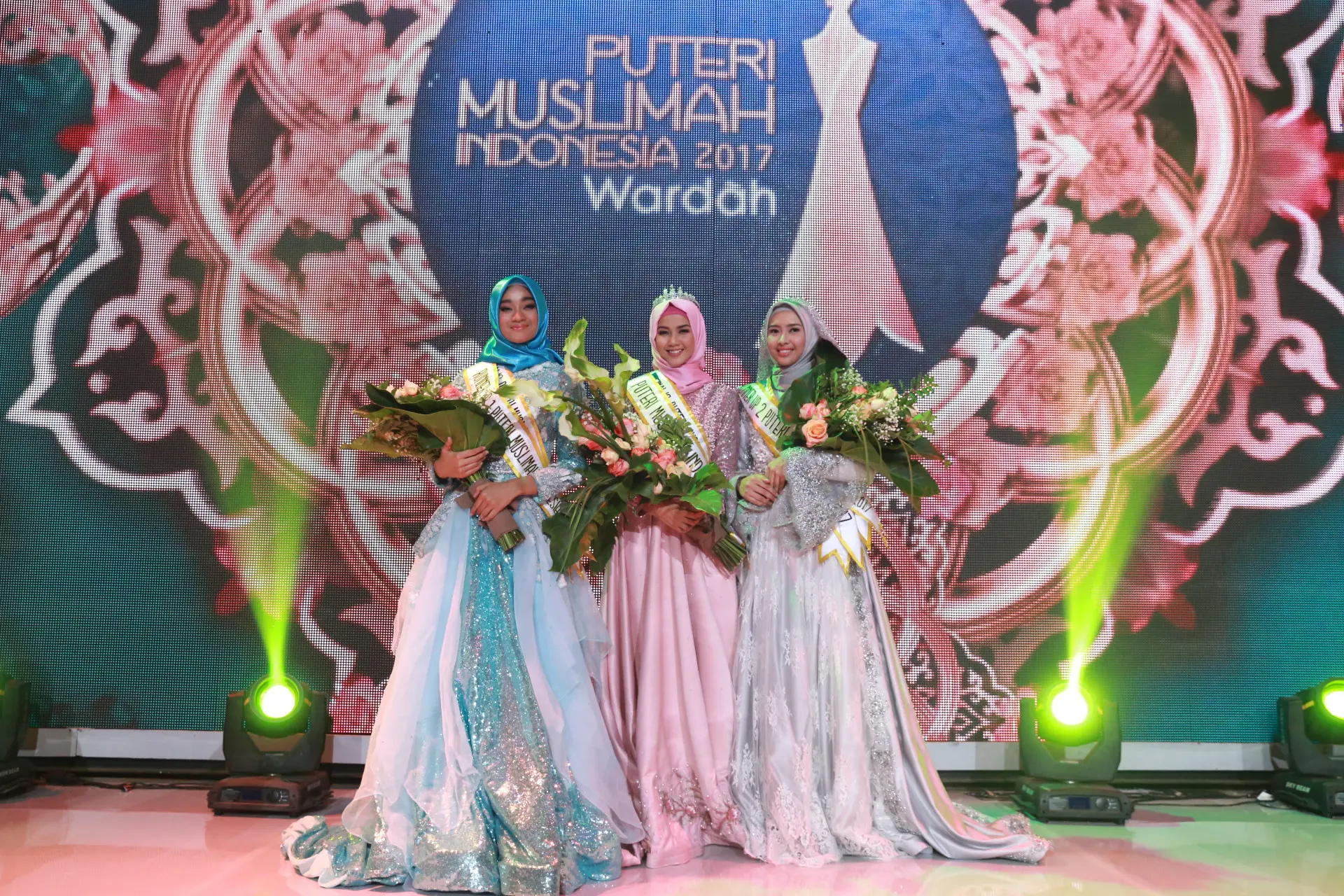Syifa Fatimah, Puteri Muslimah Indonesia 2017 bersama para runner up 1 dan 2. (Adrian Putra/Bintang.com)
