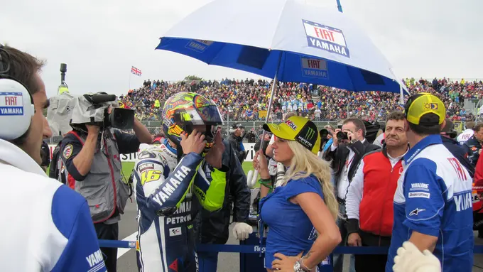 Tugas Umbrella Girl Valentino Rossi di Pertandingan Balap MotoGP