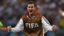 Miroslav Klose. Eks striker Jerman yang telah pensiun pada Juli 2016 ini total tampil dalam 4 edisi Piala Dunia, mulai 2002 hingga 2014. Ia juga total berkontribusi dalam 20 gol dalam 4 edisi tersebut, dengan rincian mencetak 16 gol dan 4 assist dari 24 laga. Torehannya tersebut mampu membawa Jerman menjadi juara Piala Dunia pada edisi 2014 yang juga menjadi Piala Dunia terakhirnya. (AFP/Fabrice Coffrini)