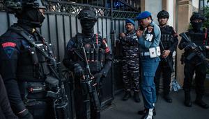 Sejumlah saksi mendengar dua ledakan dan melihat kaleng minuman yang telah dimodifikasi dengan sumbu serta sebuah remot kecil. Tampak dalam foto, personel keamanan gabungan berjaga di pintu masuk SMAN 72 Jakarta pada Jumat 7 November 2025. (YASUYOSHI CHIBA/AFP)