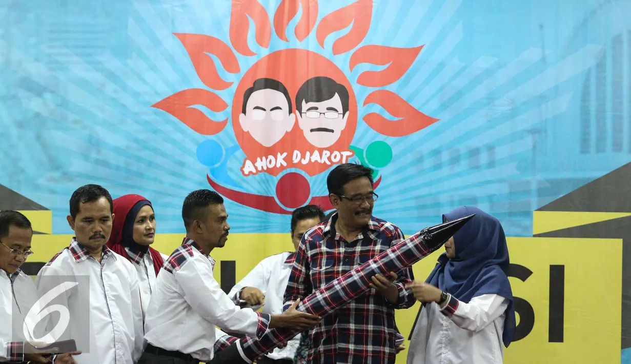Aktivis muda organisasi Muhammadiyah yang tergabung dalam Relawan Matahari Jakarta memberikan pena raksasa kepada Calon Wagub DKI Jakarta, Djarot Saiful Hidayat di Jakarta, Minggu (13/11). (Liputan6.com/Faizal Fanani)