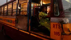Pratima Poddar saat menunggu penumpang di Kolkata, India (8/3). Pratima Poddar 42 tahun merupakan satu-satunya sopir bus umum perempuan di Kolkata. (AFP Photo/Dibyangshu Sarkar)