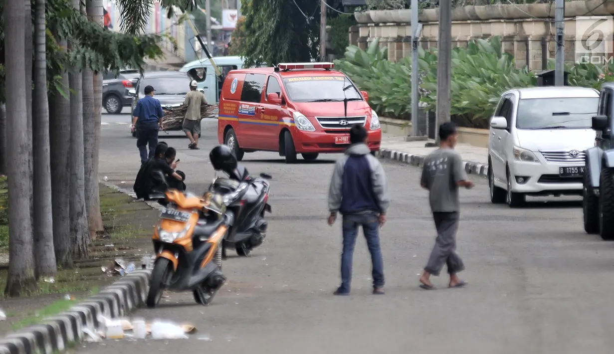 Unit Pemadam Kebakaran berada di rumah Ketua DPR RI Bambang Soesatyo pascakebakaran melanda, Jakarta, Senin (18/2). Kebakaran diduga akibat korsleting arus listrik. (Merdeka.com/Iqbal Nugroho)