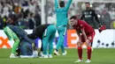 Pemain Liverpool Andrew Robertson (kanan) sedih ketika para pemain Real Madrid merayakan kemenangan mereka pada pertandingan sepak bola final Liga Champions di Stade de France, Saint Denis, Prancis, 28 Mei 2022. Real Madrid menang 1-0. (AP Photo/Petr David Josek)