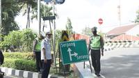 Pemasangan rambu petunjuk jalan arus mudik lebaran di Kota Tangerang. (Liputan6.com/ Pramita Tristiawati)
