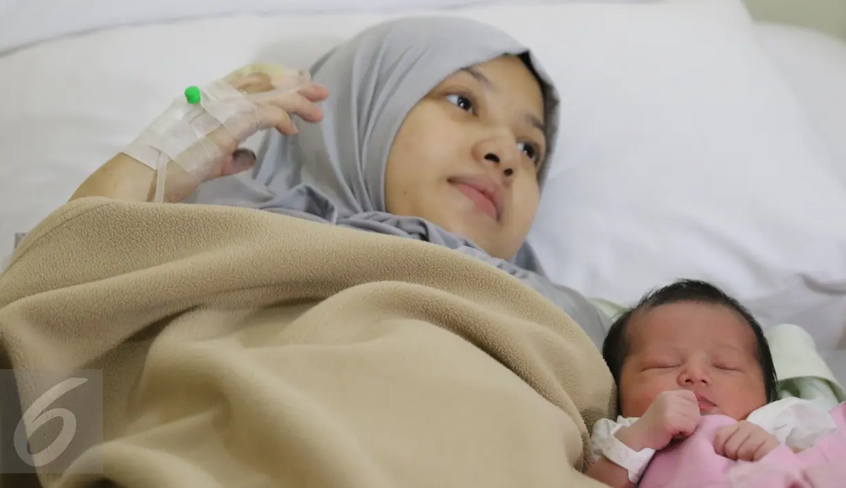 Istri Desta, Natasha Rizki bersama putri keduanya yang baru dilahirkan melalui persalinan caesar, dalam jumpa pers di RS kawasan Panglima Polim, Jakarta, Rabu (13/7). Bayi mungil itu diberi nama Miskha Arrawfa Najma. (Liputan6.com/Herman Zakharia)