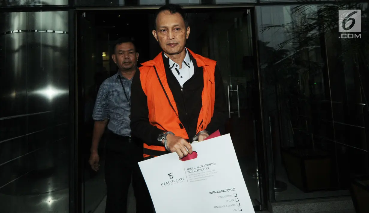 Direktur Teknologi dan Produksi PT Krakatau Steel (Persero) Wisnu Kuncoro seusai menjalani pemeriksaan di Gedung KPK, Selasa (2/4). Wisnu Kuncoro diperiksa perdana sebagai tersangka terkait kasus suap pengadaan barang dan jasa di perusahaan plat merah tersebut. (merdeka.com/Dwi Narwoko)