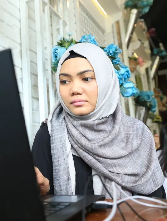 "Jalangkung-jalangkung, datang tak diundang, pulang naik grab, hahaha. Lucu nih," baca Rina, lalu tertawa. "Teteh kan manis, berhijab, sudah mantap juga di hati. Pertanyaan saya berapa banyak bulu dora," kata Rina Nose, mengutip chat yang masuk. 