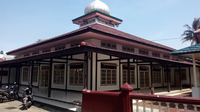 Masjid al-Musadaddiyah, di komplek pendidikan Al-Musadaddiyah Garut, Jawa Barat