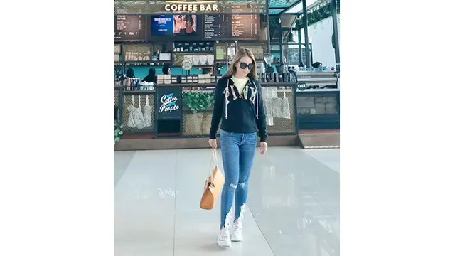 Berseteru dengan Nikita Mirzani, Ini 6 Potret Poppy Kelly Finalis Miss Indonesia 2005