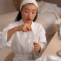 Langkah terakhir yang tak kalah penting adalah menggunakan pelembap. Pelembap berfungsi mengunci manfaat dari produk perawatan sebelumnya sekaligus menjaga kelembapan dan perlindungan kulit sepanjang hari. (foto/dok: freepik)