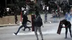 Seorang demonstran menendang gas air mata yang ditembakkan Polisi Anti Huru hara, Brasil, Jumat (8/1/2016). Pengunjuk rasa protes terhadap kenaikan tarif untuk bus kota di Sao Paulo. (Reuters/Nacho Doce)