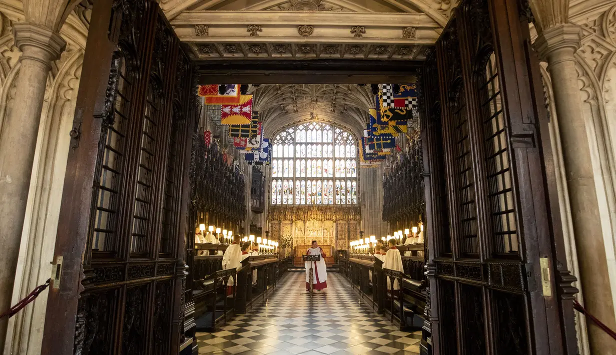 Direktur Musik St George's Chapel, James Vivian (tengah) memimpin latihan paduan suara sebelum doa malam menjelang pernikahan Pangeran Harry dan tunangannya Meghan Markle di Windsor, Inggris (14/5). (AFP/Pool/ Steve Parsons)