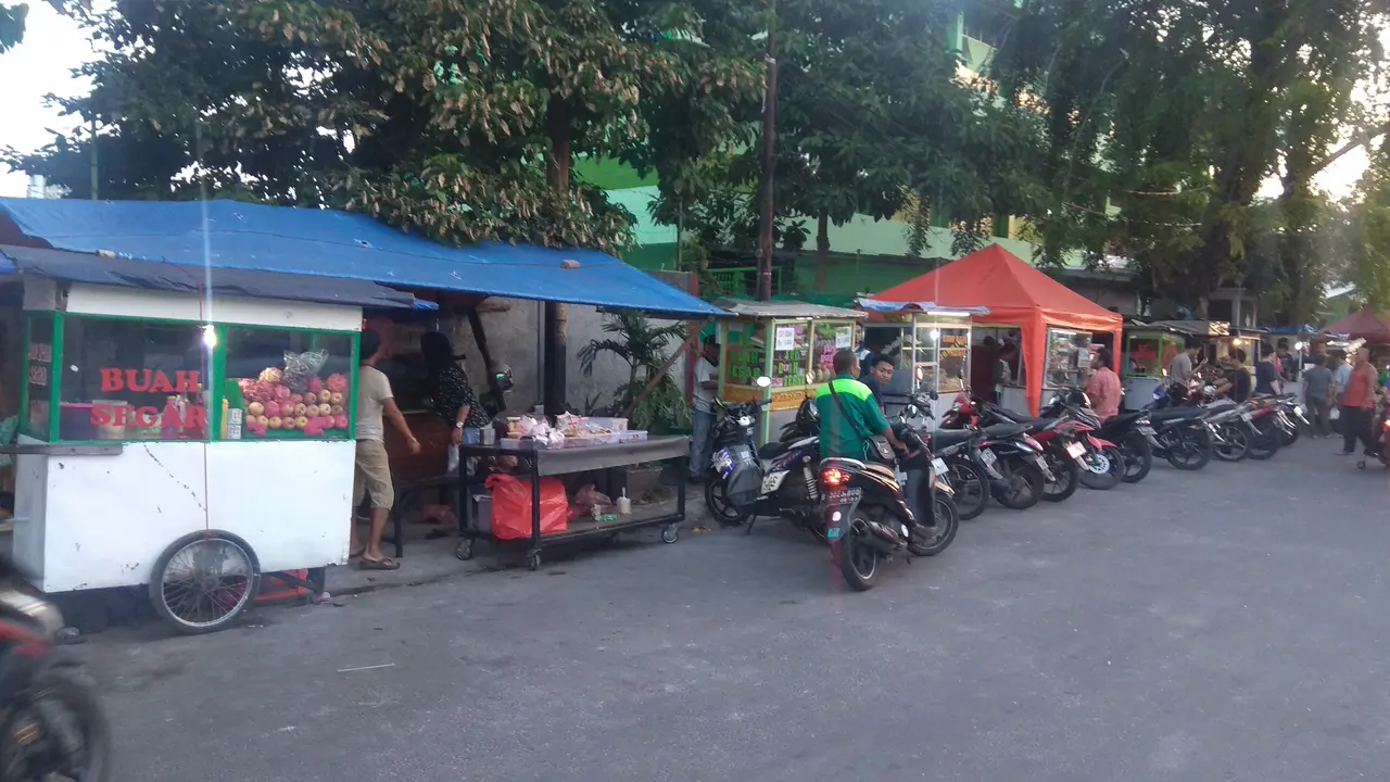Pedagang di Petamburan kembali berjualan pada Kamis (23/5/2019) setelah rusuh aksi 22 Mei 2019.