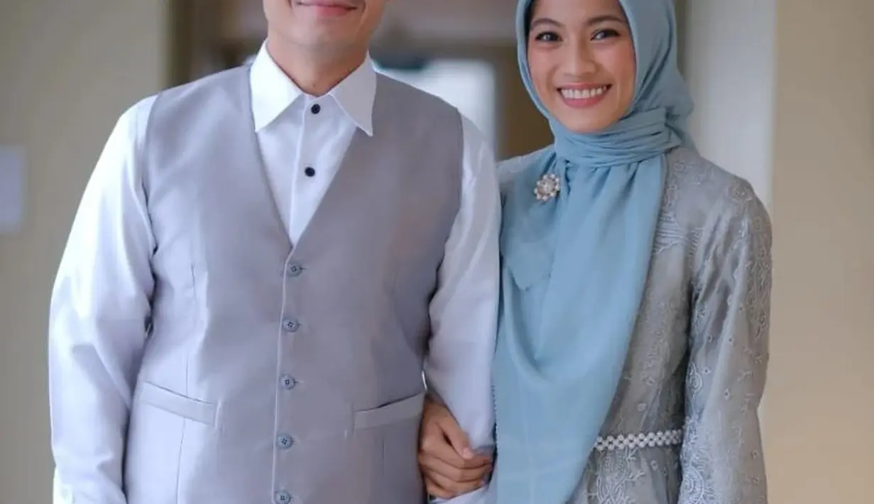 Jadi bridesmaid dan groomsmen, Alyssa Soebandono dan Dude Harlino tampil matching. Dengan kemeja-ropi dan blouse berpita, mereka terlihat chic dan stylish. [Foto: Instagram @dude2harlino]