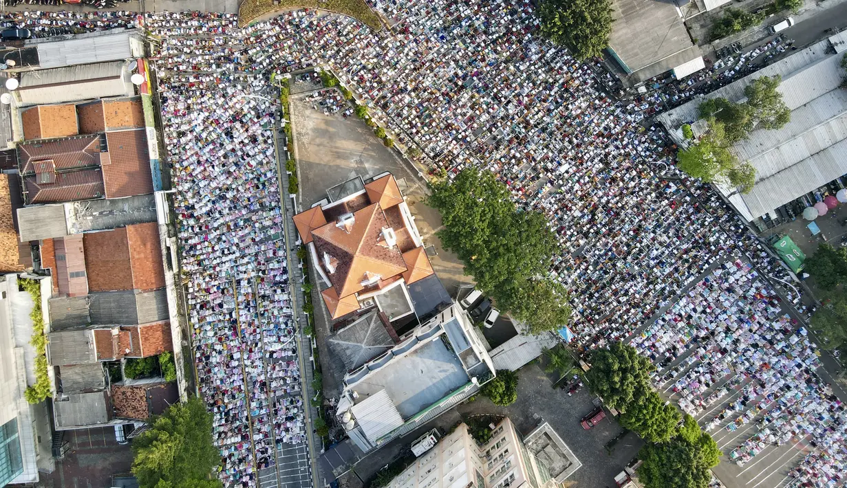 Foto udara ini memperlihatkan umat Islam sedang melaksanakan Sholat Idul Fitri yang menandai berakhirnya bulan suci Ramadan di Jakarta pada 22 April 2023. (AFP/Bay Ismoyo)
