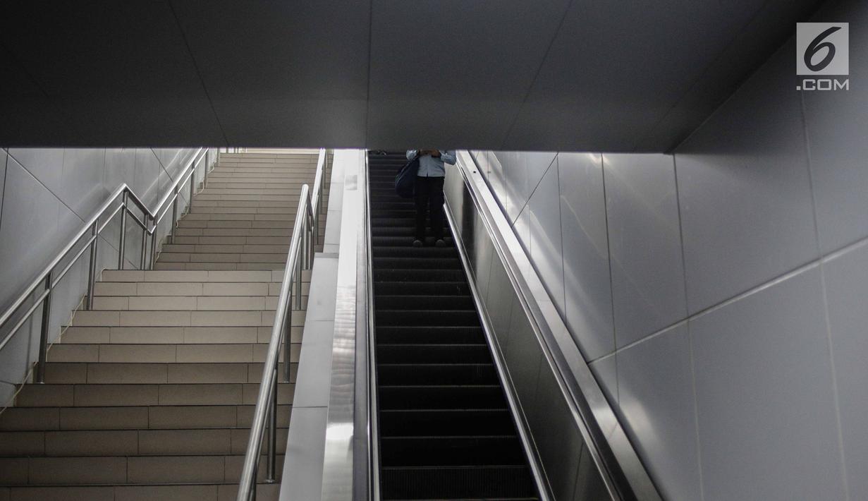 Tangga dan eskalator di Stasiun Mass Rapid Transit (MRT) Bundaran HI, Jakarta, Rabu (20/2). Kereta MRT akan mulai proses uji coba operasi secara penuh mulai 26 Februari 2019. (Liputan6.com/Faizal Fanani)