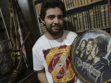 Menahem Asher Silva Vargas seorang pengacara Meksiko yang memegang bingkai foto bergambar karakter film Harry Potter di sebuah museum miliknya bernama “The House of Asher Potter” di kota Meksiko, Minggu (11/10/2015).(REUTERS/Henry Romero)