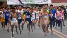 Sejumlah peserta berlari meninggalkan garis start menggunakan sepatu heels saat mengikuti "Tour De Takong" di Marikina, Manila, Filipina, 26 November 2016. Balap lari stiletto itu merupakan bagian dari festival sepatu tahunan. (REUTERS/Ezra Acayan)