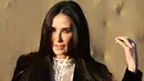 Aktris senior Demi Moore berpose saat menghadiri peragaan busana koleksi Dior Cruise 2018 di Runway Show at the Upper Las Virgenes Canyon Open Space Preserve, Santa Monica, California (11/5). (Rich Fury/Getty Images/AFP)