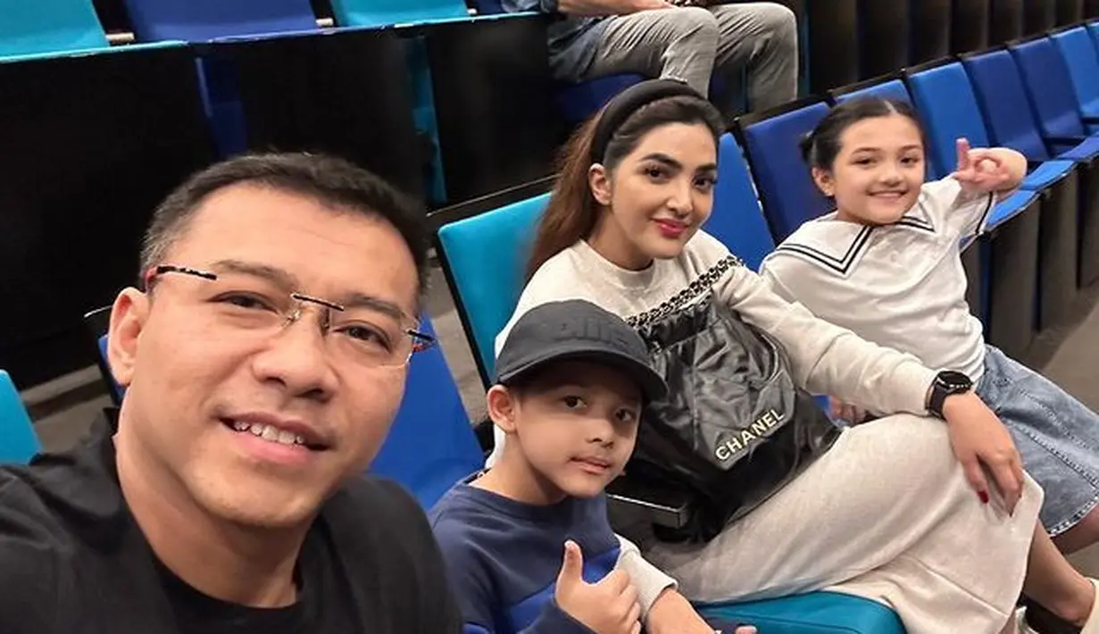 Setelah makan, ada yang masih mencari Uteng, Anang dan Ashanty bersama dua anaknya menyaksikan film Frozen.  Sedangkan yang lain termasuk Azriel terus mencari Uteng. Setelah sekitar satu jam nonton, Ashanty buru-buru keluar karena kepikiran Uteng. Setelah menunggu, Ashanty mendapat kabar dari timnya Uteng sudah ditemukan depan toilet. [Youtube/The Hermansyah A6]