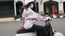 Sosok wanita bernama Sintya Marisca mendadak jadi sorotan usai dirinya dikabarkan dekat dengan El Rumi, putra kedua Maia Estianty. Setelah ditelusuri, rupanya Sintya Marisca merupakan anak motor pecinta vespa. (Liputan6.com/IG/@sintyamarisca)