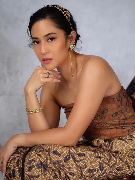 Ia juga memilih untuk membebatkan kain batik ke tubuhnya secara langsung dibanding dengan menggunakan baju bermotif batik. Penampilan Dian ini pun mengingatkan netizen terhadap wanita Jawa pada zaman dahulu. (Liputan6.com/IG/@philipekarunia)