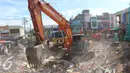Sejumlah ekskavator dikerahkan untuk mencari korban gempa Aceh yang tertimbun reruntuhan bangunan, Aceh, Kamis (8/12). Tim SAR gabungan meyakini masih banyak korban gempa yang tertimbun reruntuhan. (Liputan6.com/Angga Yuniar)