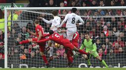 Aksi pemain Swansea City, Fernando Llorente (tengah) saat mencetak gol ke gawang Liverpool pada lanjutan Premier League di Anfield, Liverpool, (Sabtu (21/1/2017). Liverpool kalah 2-3.  (Peter Byrne/PA via AP)