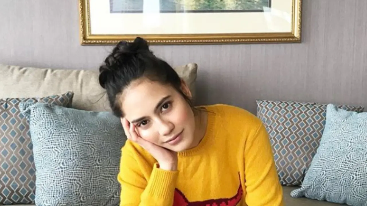 Lebih Suka Mana, Pevita Pearce dengan Rambut Lurus atau Ikal?