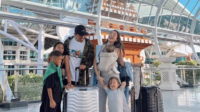 Gaya Liburan Jennifer dan Irfan Bachdim bersama keempat anaknya (Foto: Instagram/jenniferbachdim)