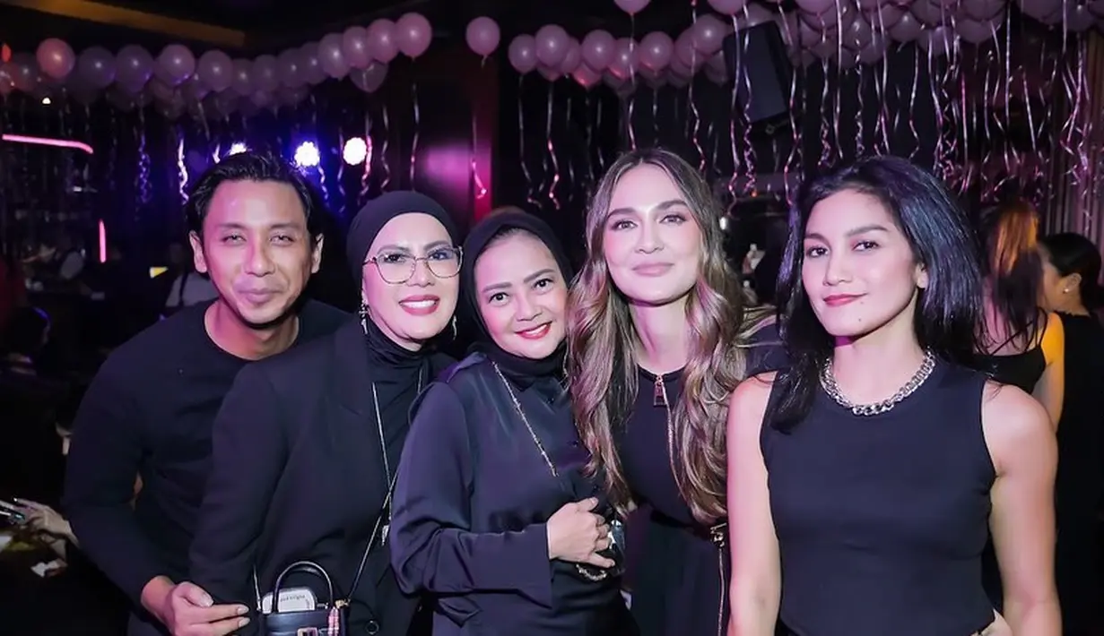 Beberapa selebriti papan atas dan teman sosialitanya juga hadir untuk memeriahkan perayaan ultahnya. [Instagram/ollaramlan]