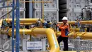 Teknisi mengawasi pengoperasian instalasi produksi tekanan gas di Compressed Natural Gas (CNG), Bekasi, Selasa (8/9/2015). CNG Plantt berkontribusi 5-10 % terhadap total daya listrik 2045 MW menjadi 20-30 % pada tahun 2016. (Liputan6.com/Johan Tallo)