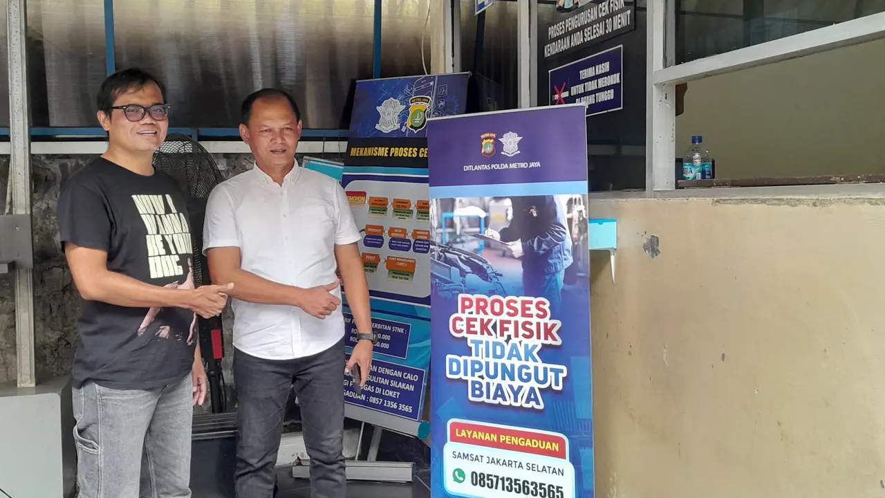 Komika Soleh Solihun (kiri) kembali mendatangi Kantor Samsat Polda Metro Jaya, Rabu (28/9/2022) (Liputan6.com/ Ady Anugrahadi)