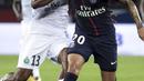 Pemain PSG, Layvin Kurzawa (kanan) berusaha melewati pemain Saint Etienne, Habib Maiga pada lanjutan Ligue 1 Prancis di Parc des Princes stadium, Paris, (25/8/2017). PSG menang 3-0. (AP/Kamil Zihnioglu)