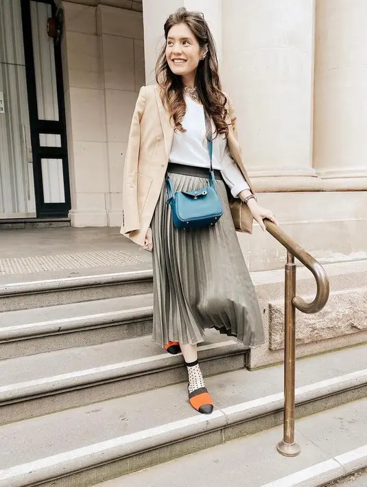 Kali ini, Carissa memadukan blazer dengan long sleeve dan pleats skirt. Stylish!  (Instagram/carissa_puteri).