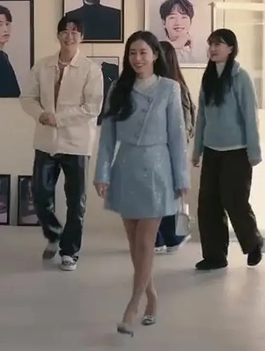 Melansir @kfashionsin, Kim Tae Hee mengenakan atasan Blue Sequin Boucle Cropped Jacket seharga $630 atau sekitar Rp 9.840.379. Dipadukan Blue Sequin Boucle Mini Skirt $325 / Rp 5.076.386. Serta mengenakan heels dari Roger Vivier seharga Rp29 jutaan. [Netflix]