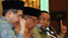 Komisioner KPK, Adnan Pandu Praja saat berbicara pada diskusi Memacu Pertumbuhan Ekonomi Tanpa Melangggar Rambu-Rambu Anti Korupsi di Gedung PBNU, Jakarta, Senin (16/11/2015). Diskusi menyoal hubungan ekonomi dan korupsi. (Liputan6.com/Helmi Fithriansyah)
