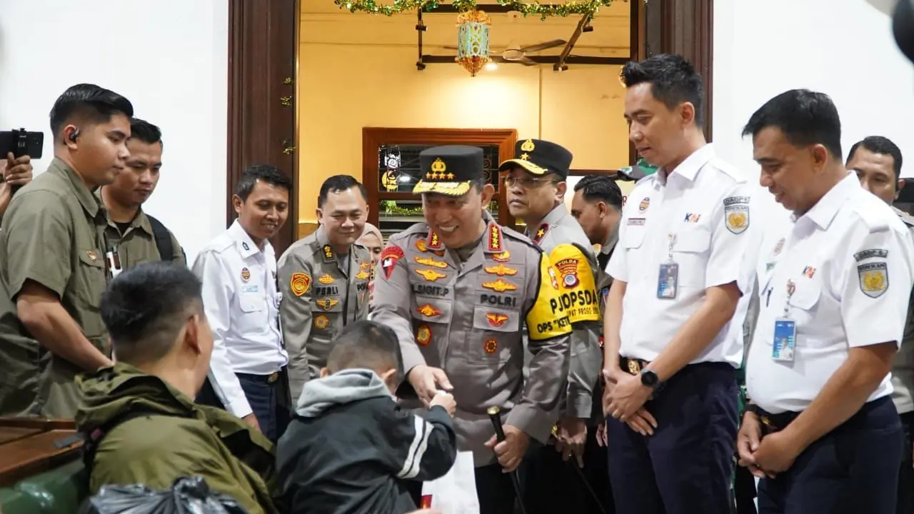 Kapolri Jenderal Listyo Sigit Prabowo meninjau Stasiun Tugu Yogyakarta dalam rangka pengamanan mudik Lebaran 2025. (Istimewa)