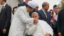 Pemimpin Takhta Suci Vatikan Paus Fransiskus (kanan) mencium tangan Imam Besar Masjid Istiqlal Nasaruddin Umar usai melakukan foto bersama di Masjid Istiqlal, Jakarta, Kamis (5/9/2024). (Liputan6.com/Herman Zakharia)