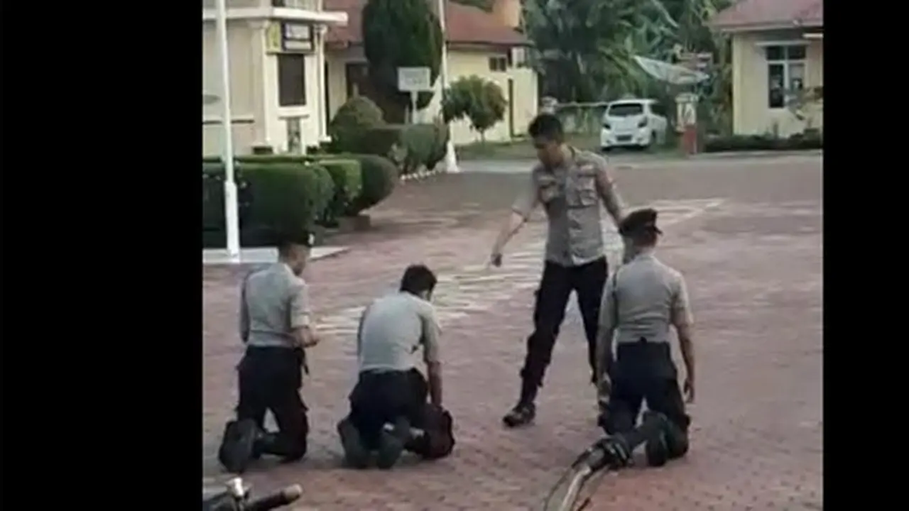 Tangkapan video viral oknum perwira Polri aniaya anak buah
