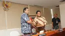 Mendag, Rachmat Gobel (kiri) berjabat tangan dengan Ketua Umum Apindo, Hariyadi R Sukamdani usai penandatanganan Nota Kesepahaman (MoU) antara Kemendag dengan Apindo di Gedung Kemendag, Jakarta, Senin, (13/4/2015).  (Liputan6.com/Helmi Afandi)